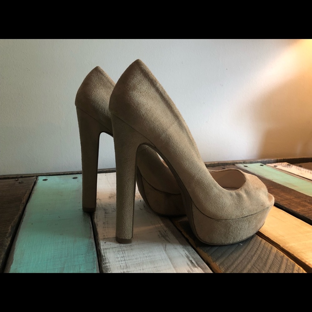 Nine West- light tan suede peep toe pumps. Sz 6.